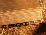 Ein EPROM (Erasable Programmable Read-Only Memory) ist ein nichtflüchtiger Speicherbaustein, der ab den 1970er Jahren in Computern eingesetzt wurde. Das gespeicherte Programm kann durch ultraviolettes Licht (Wellenlänge ca. 253,7 nm) wieder gelöscht werden. Deshalb besitzt der EPROM-Chip ein lichtdurchlässiges Quarzfenster, durch das ich hier fotografiert habe. Nach mehrminütiger UV-Bestrahlung ist der Speicher vollständig gelöscht und kann neu programmiert werden. Heute wird diese Technik nicht mehr benutzt. 